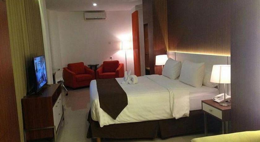 Front One Hotel Pamekasan Madura Dış mekan fotoğraf