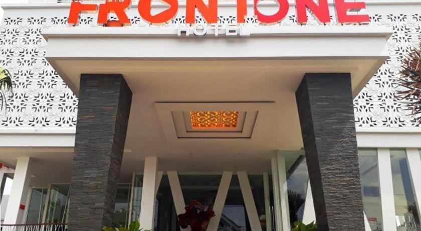 Front One Hotel Pamekasan Madura Dış mekan fotoğraf