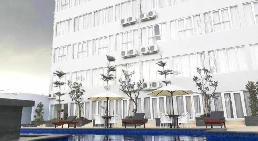 Front One Hotel Pamekasan Madura Dış mekan fotoğraf