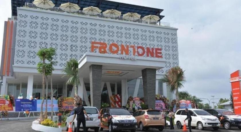 Front One Hotel Pamekasan Madura Dış mekan fotoğraf