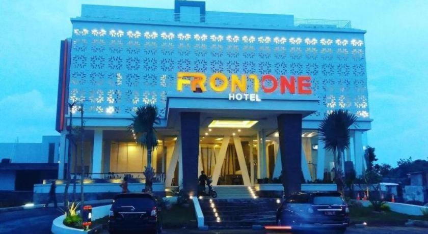 Front One Hotel Pamekasan Madura Dış mekan fotoğraf