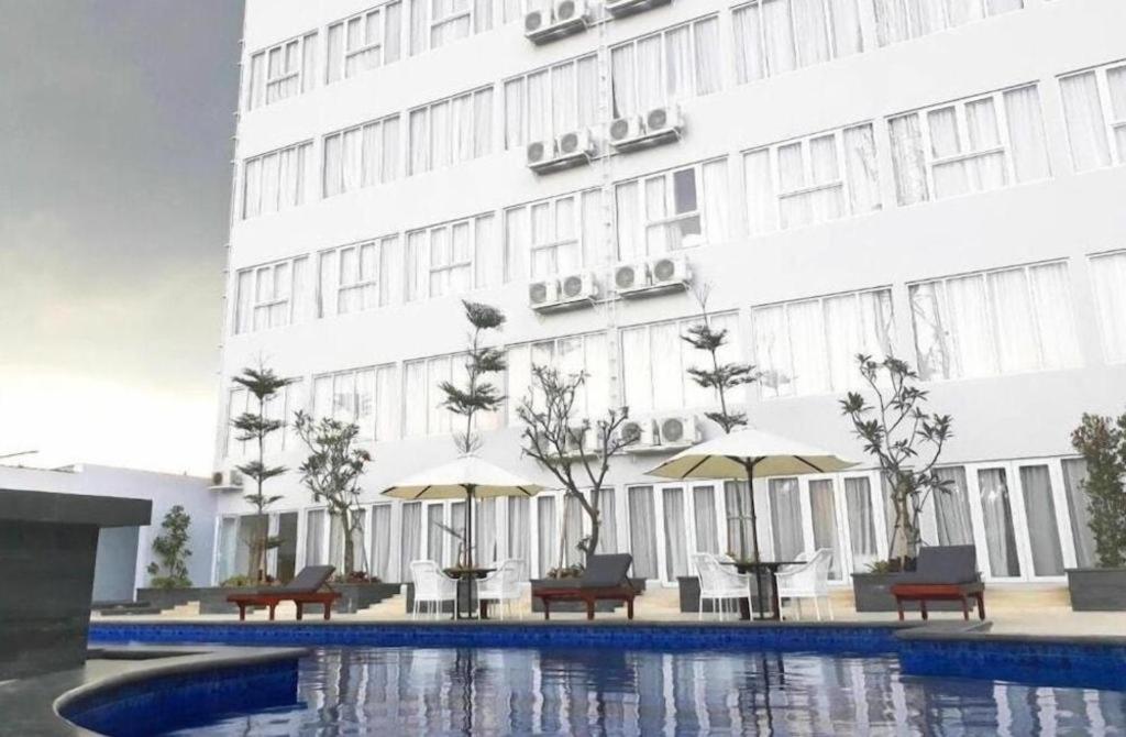 Front One Hotel Pamekasan Madura Dış mekan fotoğraf