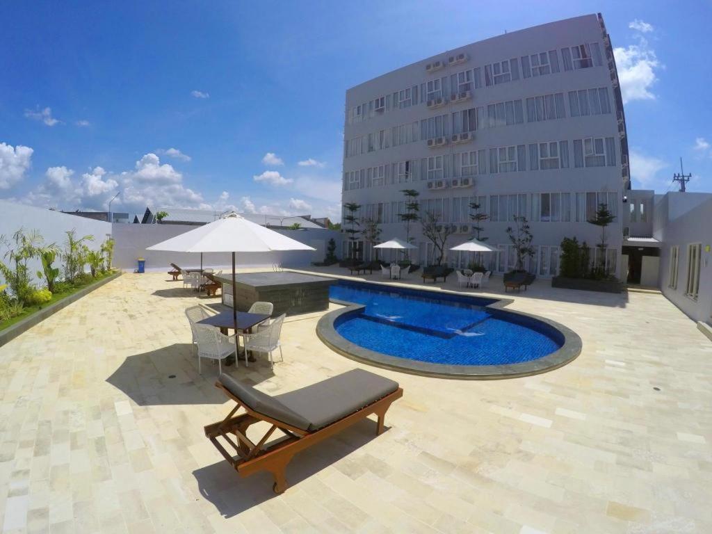 Front One Hotel Pamekasan Madura Dış mekan fotoğraf