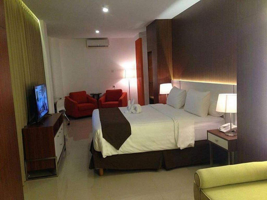 Front One Hotel Pamekasan Madura Dış mekan fotoğraf