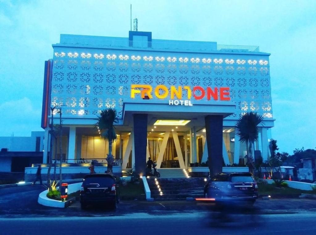 Front One Hotel Pamekasan Madura Dış mekan fotoğraf