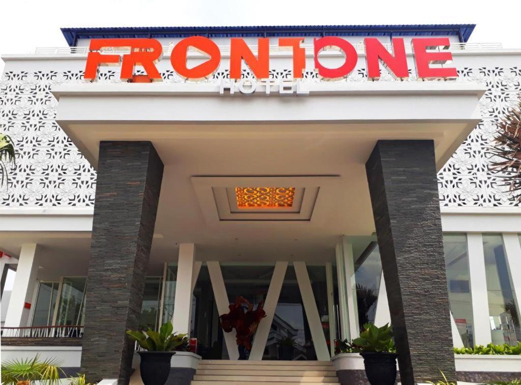 Front One Hotel Pamekasan Madura Dış mekan fotoğraf