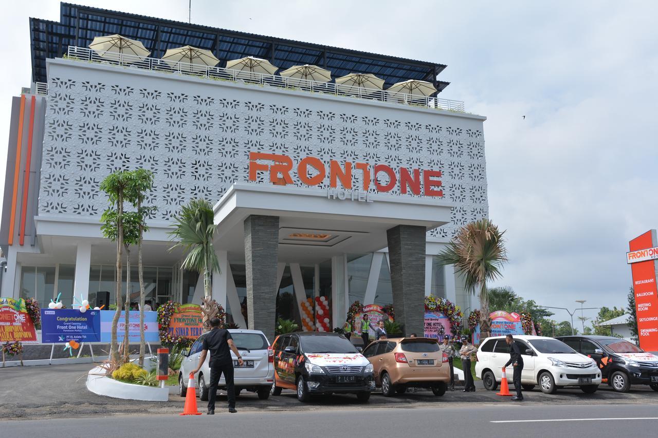 Front One Hotel Pamekasan Madura Dış mekan fotoğraf